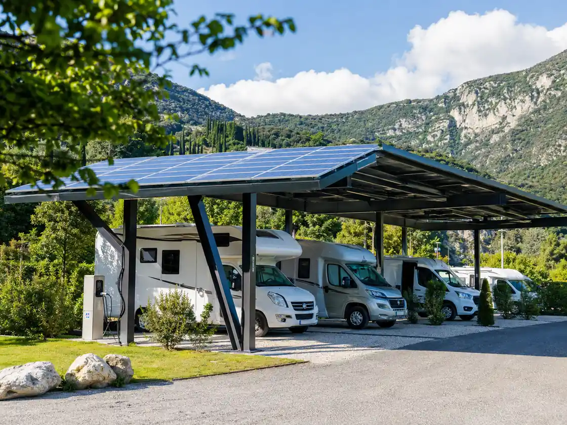 Pensiline fotovoltaiche sopra parcheggi e piazzole di un campeggio
