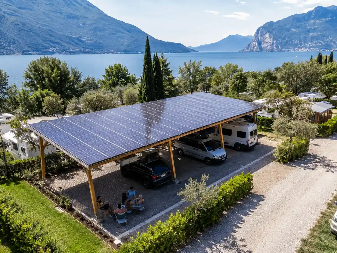 Pensiline fotovoltaiche che ombreggiano camper e veicoli